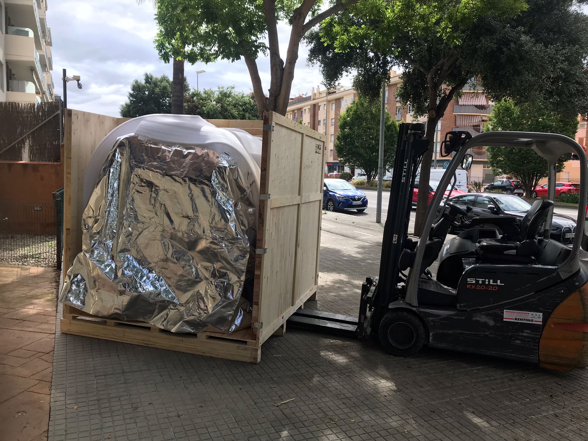 Descarga de la cámara HE5000 embalada con carretilla elevadora