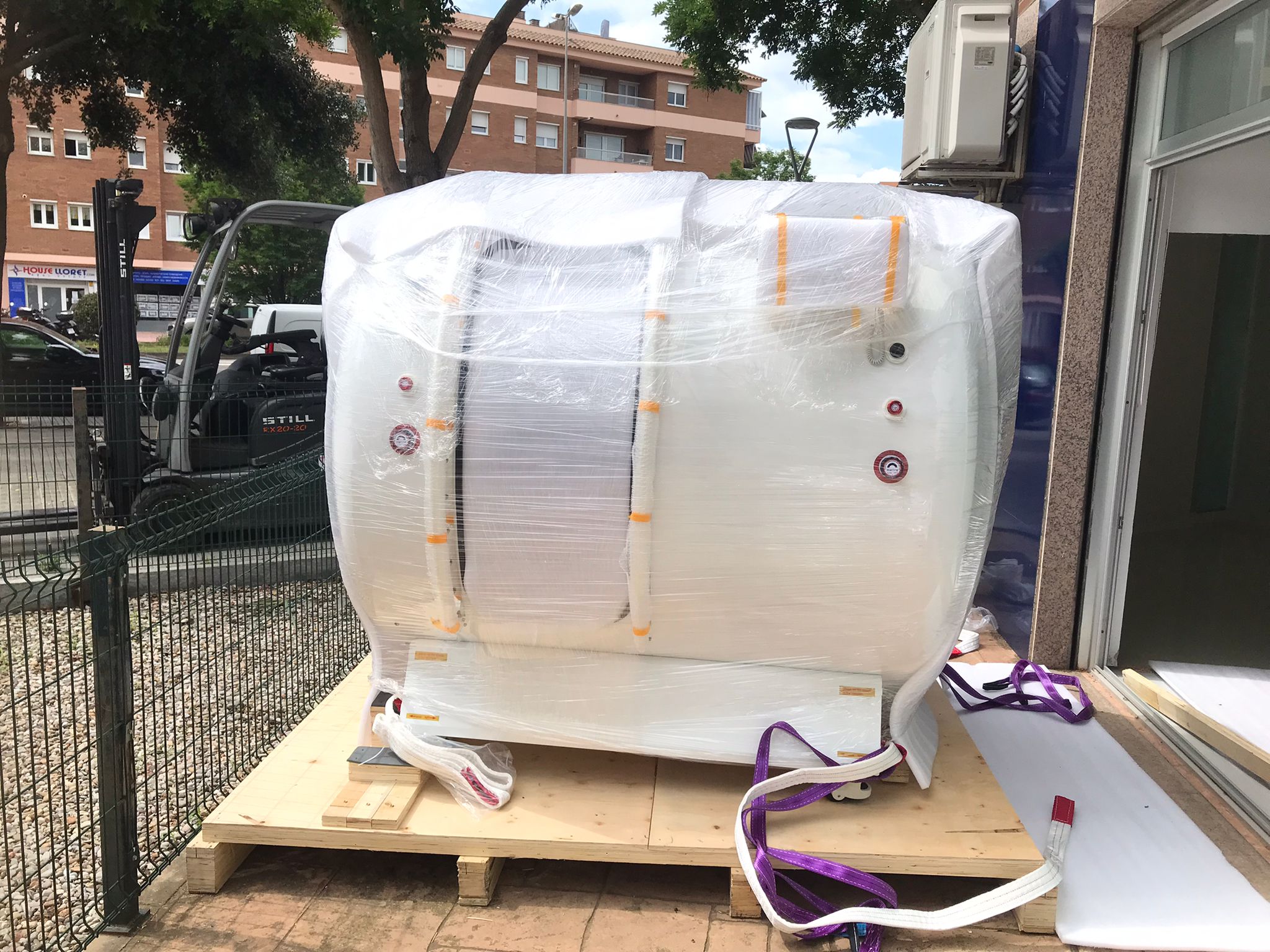 Cámara HE5000 protegida sobre palé durante su recepción
