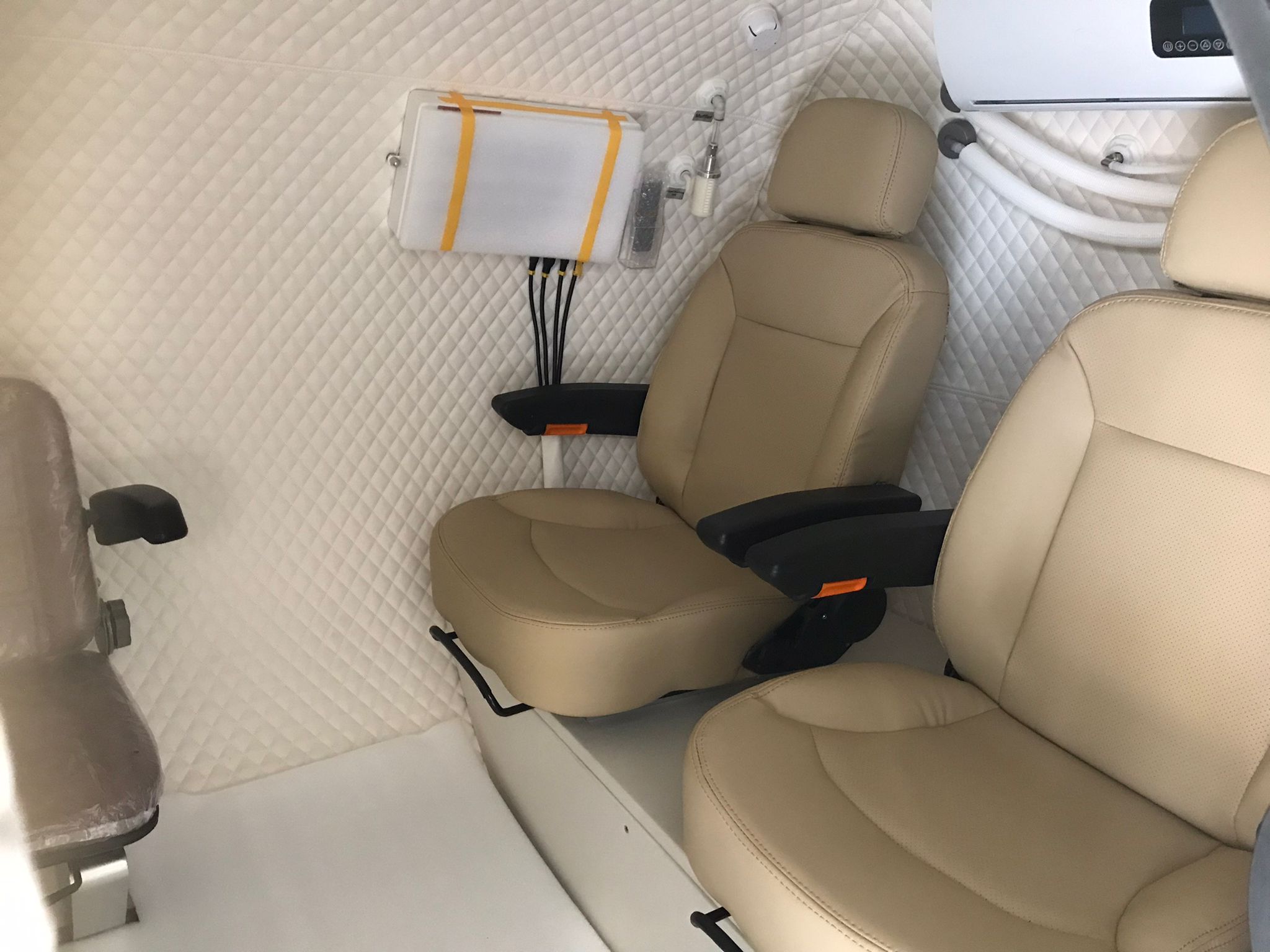 Interior de la cámara HE5000 con dos asientos en la configuración fotografiada
