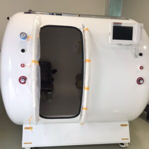 Cámara hiperbárica MACY-PAN HE5000 con puerta abierta, vista frontal