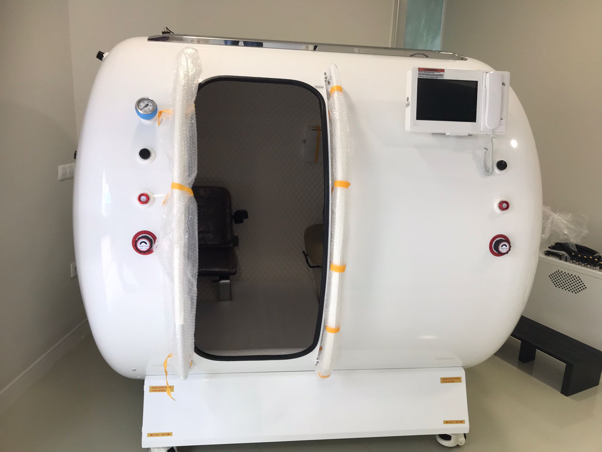 Cámara hiperbárica MACY-PAN HE5000 con puerta abierta, vista frontal