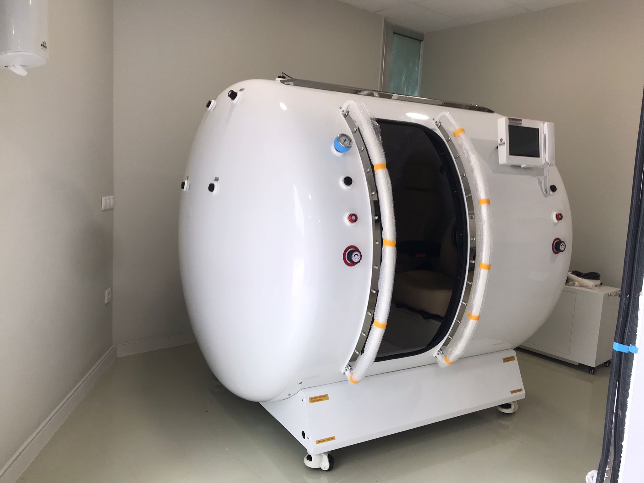 Cámara hiperbárica MACY-PAN HE5000 instalada, vista lateral